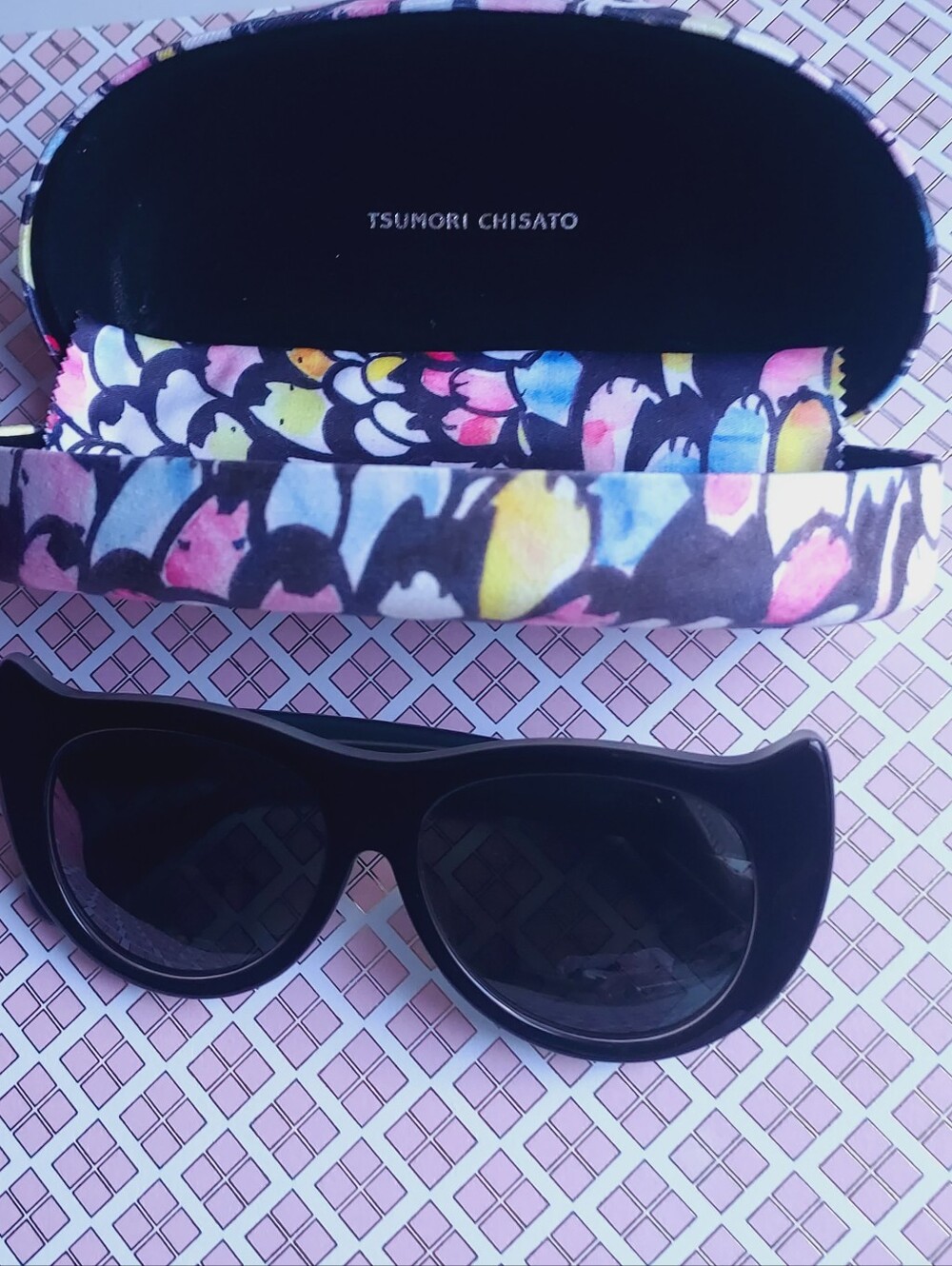 Tsumori Chisato Black Sunglasses with cats pattern colorful Case box cloth set - Picture 10 of 16